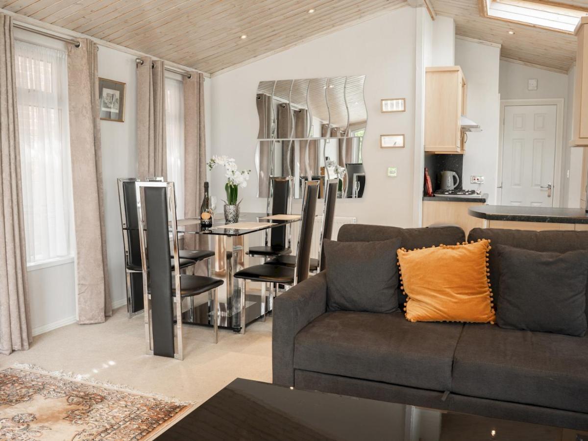 Pass The Keys The Lodge At Point House Farm - Sleeps Up To 6 Chester Exteriér fotografie
